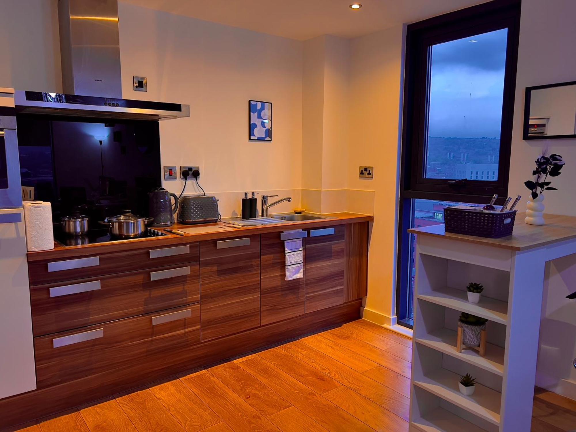 Penthouse Gem, Central, Scenic Views, Stylish, Modern, Centre 2br Apartment *